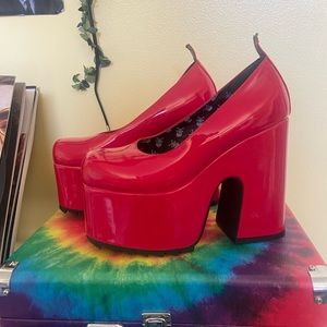 RED LAMODA PLATFORMS